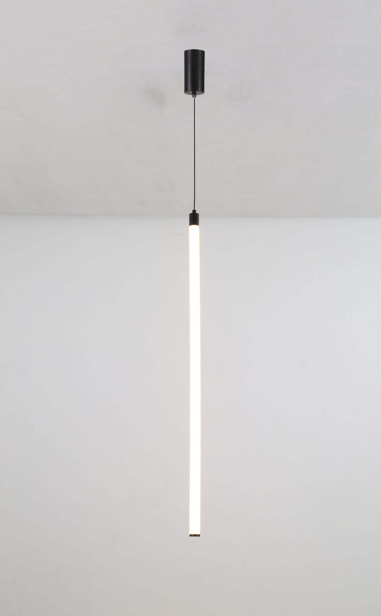 P022PL-L20B3K Təkli asqı lampa qara alüminium ağ polimer 1X20Vt 96/150x258sm RAY